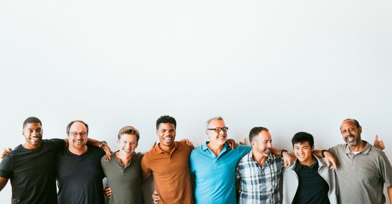 Diverse Männer stehen nebeneinander in einer Linie